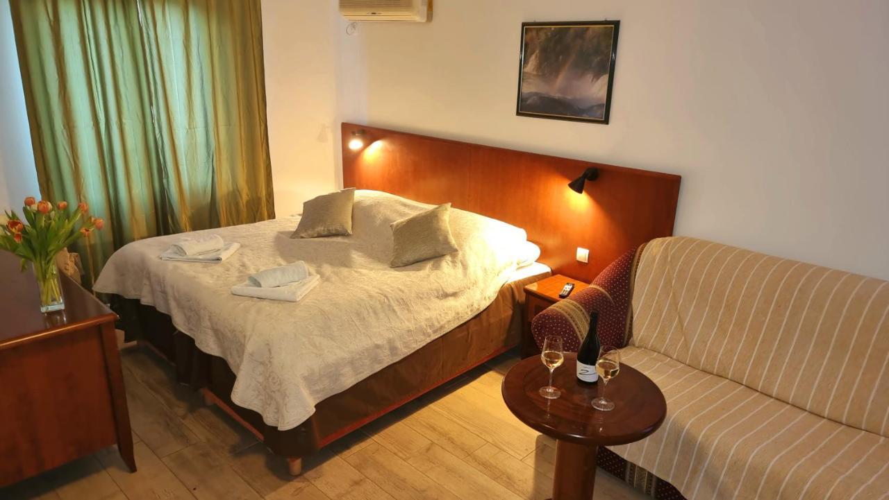 Visovac Rooms And Breakfast Skradin Bagian luar foto